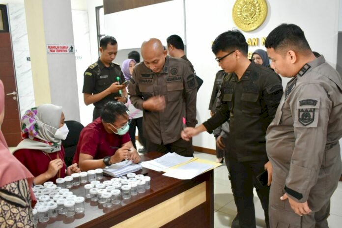 Tes urine narkoba yang dilakukan Dinkes Surabaya kepada pegawai Kejari Tanjung Perak Surabaya/RMOLJatim