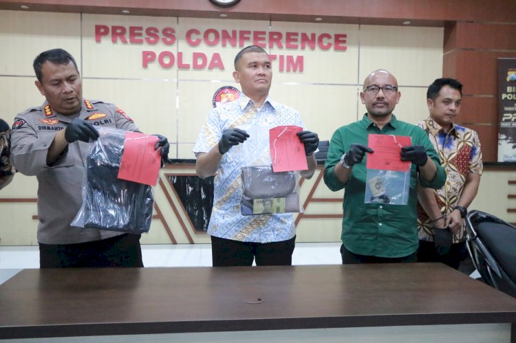 Polisi menunjukkan barang bukti 
