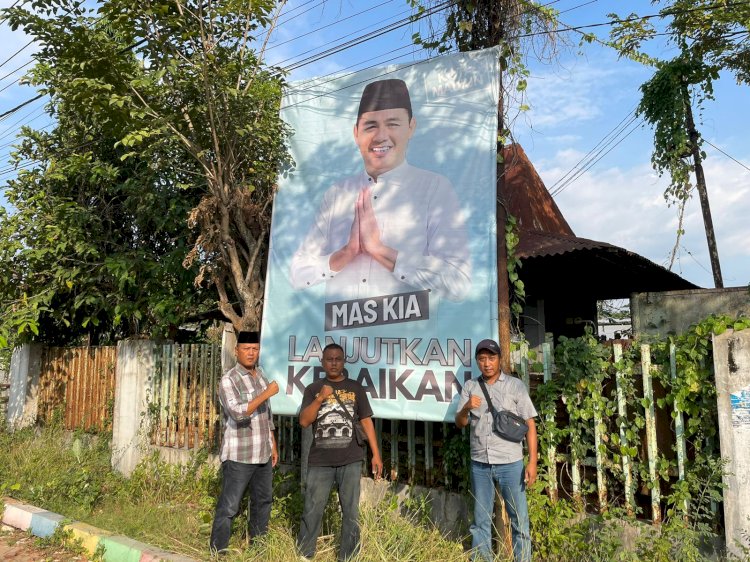 Relawan Kia bergotong royong membuat dan memasang spanduk dukung Kiagus Firdaus/RMOLJatim
