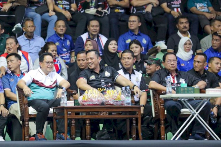 Adhy Karyono bersama Susilo Bambang Yudhoyono (SBY) dan AHY) nonton bareng final four bola voli Proliga 2024 di GOR Bung Tomo Surabaya/antara