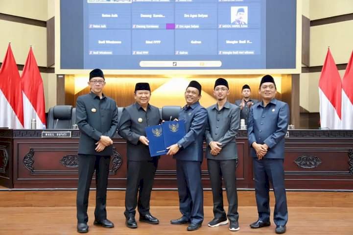 Rapat paripurna DPRD Jember, penyampaian PA Fraksi dan Penandatanganan bersama Kepala Daerah dan DPRD Jember tentang penetapan Raperda RPJPD 2024- 2025 menjadi Perda/Ist