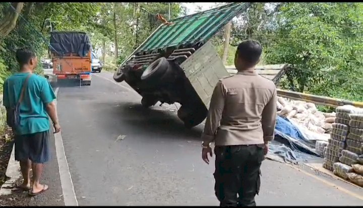 Proses evakuasi truk terguling di Kawasan Gunung Gumitir Desa Sidomulyo Kecamatan Silo Kabupaten Jember/RMOLJatim