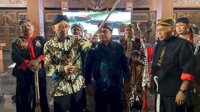 Sugiri Sancoko dan Fadli Zon memamerkan keris koleksi Presiden terpilih, Prabowo Subianto di Pameran Keris Nusantara Grebeg Suro 2024/Ist