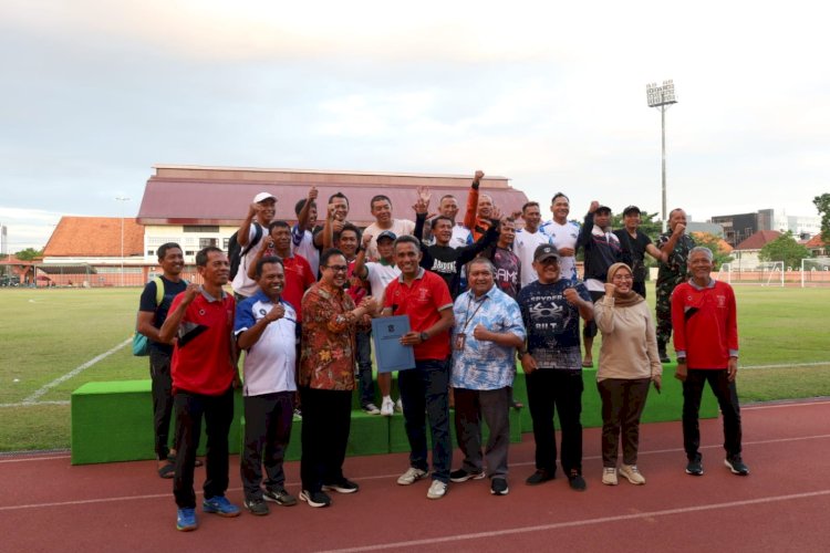 Teks foto: Pertandingan Sepak Bola Usia-45 dalam memperebutkan Piala Walikota/ist