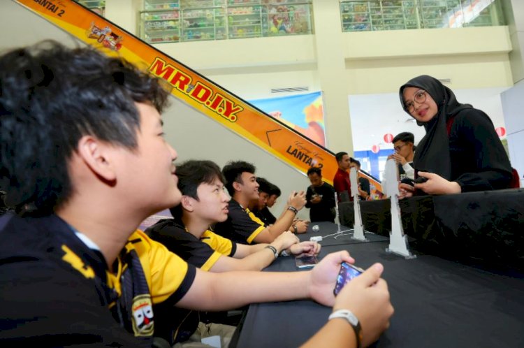  Bupati Ipuk nampak antusias melihat para tim yang berkompetisi di ajang Banyuwangi E-Sports Competition/Humas Pemkab Bwi