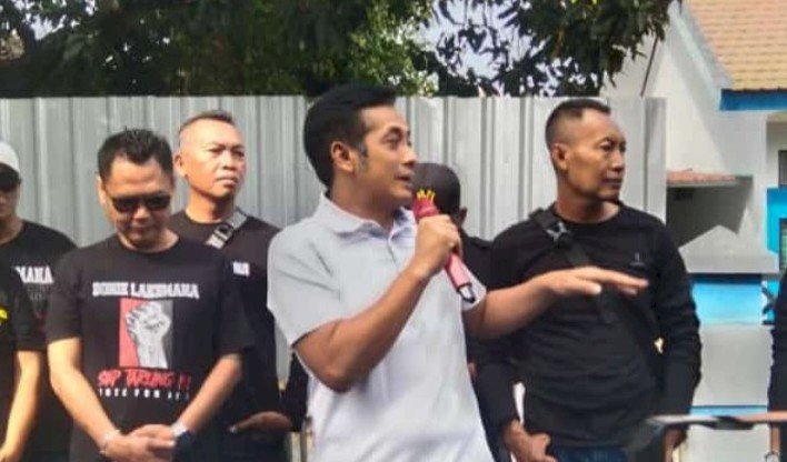 Bonnie Laksmana (kaos putih) ketika menemui masyarakat yang menginginkan Bonnie Laksmana maju di Pilkada kota Madiun 2024/ RMOLJatim