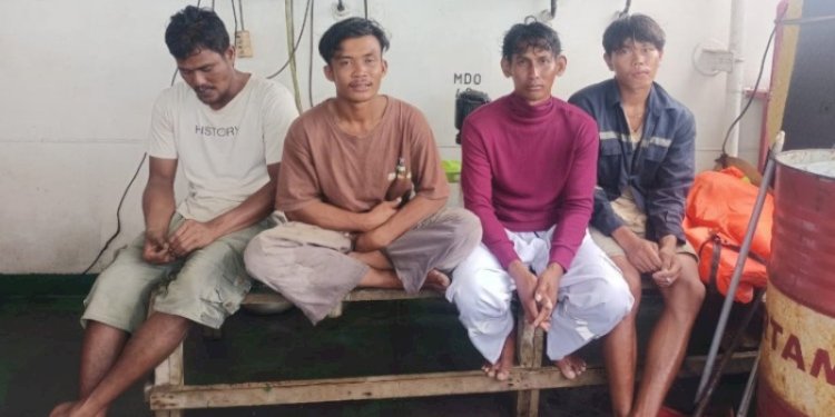 Empat nelayan KM Lombok 3 Taruna saat diperiksa kesehatannya di Mako Polairud Polda Sumsel/Ist