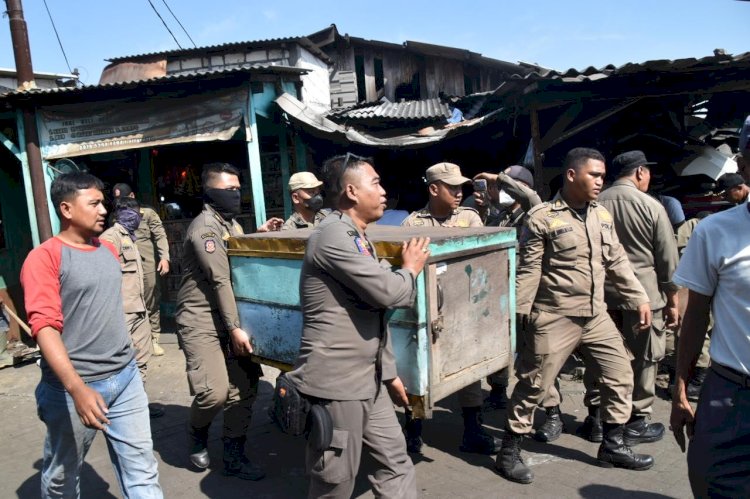 Teks foto: Satpol PP Surabaya menertibkan PKL di Pasar Loak/RMOLJatim
