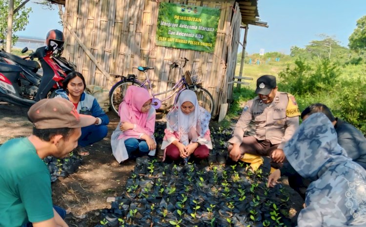 Aipda David bersama masyarakat pantai/Ist