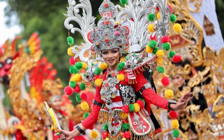 Parade busana kolosal yang sarat nuansa etnik kontemporer khas Banyuwangi Ethno Carnival/Humas Pemkab Bwi