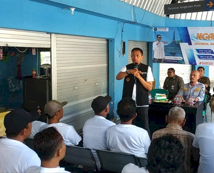 Pj Wali Kota Malang, Wahyu Hidayat saat ngobrol bareng sopir angkutan kota/RMOLJatim