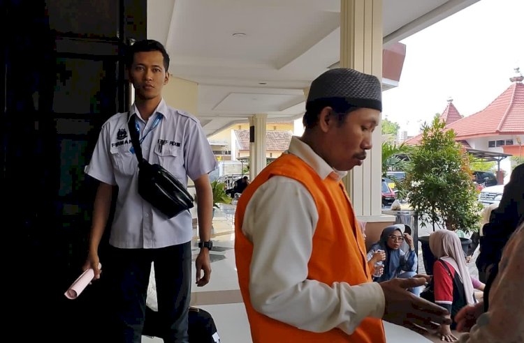Holil (pakai rompi oranye) usai sidang di Pengadilan Negeri Jember/RMOLJatim
