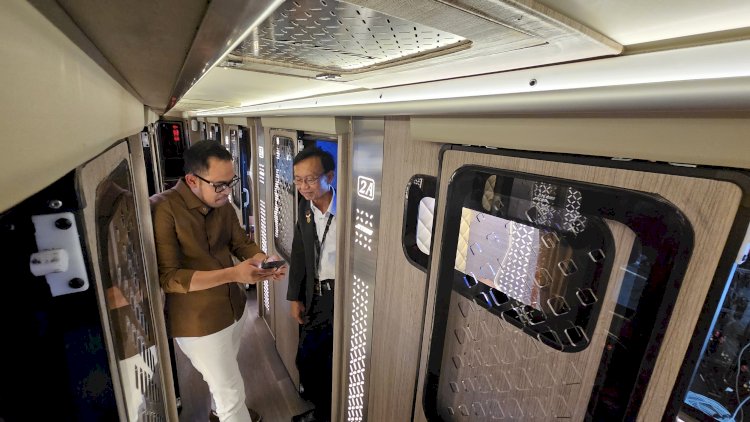 Founder Juragan 99 Trans Gilang Widya Pramana (Kiri) bersama Direktur Operasional MURI Jusuf Ngadri di dalam Sleeper Bus 11 Seater/Ist