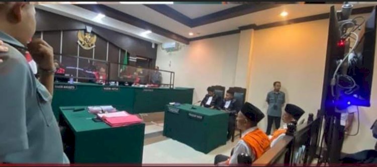 Terdakwa Pembunuhan Berencana Sadi Adi Broto dan Agus Wicaksono Saat mendengarkan Pembacaan Putusan diruang sidang Candra PN Jember.