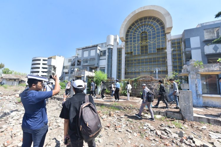 Teks foto: DPRKPCKTR Surabaya survei lapangan untuk sayembara Desain Kawasan Eks THR dan TRS/RMOLJatim