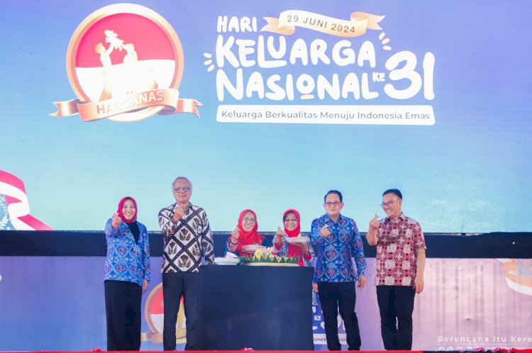 Pj Gubernur Jatim Adhy Karyono saat peluncuran aplikasi population clock/Ist