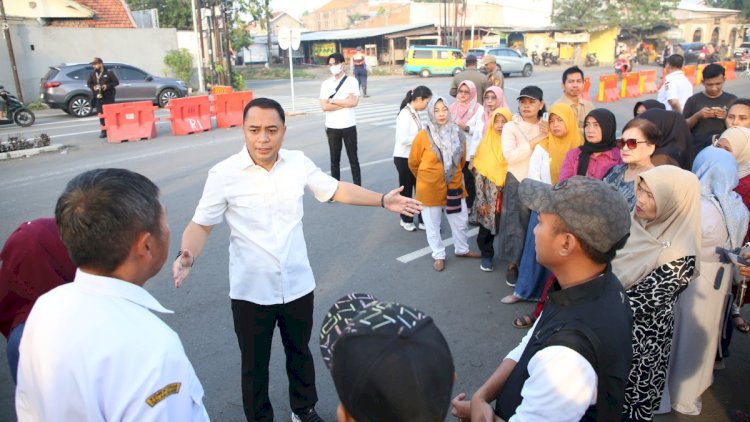Wali Kota Eri Cahyadi sidak pelebaran Jalan di Simpang Lima Keputih/RMOLJatim