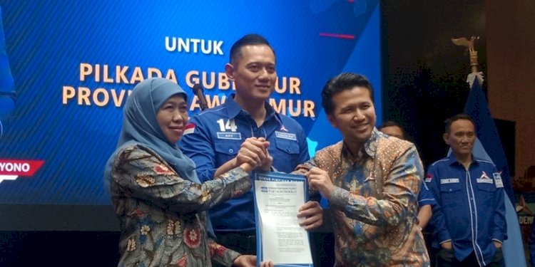 Ketua Umum DPP Partai Demokrat Agus Harimurti Yudhoyono alias AHY menyerahkan rekomendasi dukungan kepada Khofifah Indar Parawansa dan Emil Dardak di markas Partai Demokrat, Jalan Proklamasi, Menteng, Jakarta Pusat, Rabu (10/7)/RMOL
