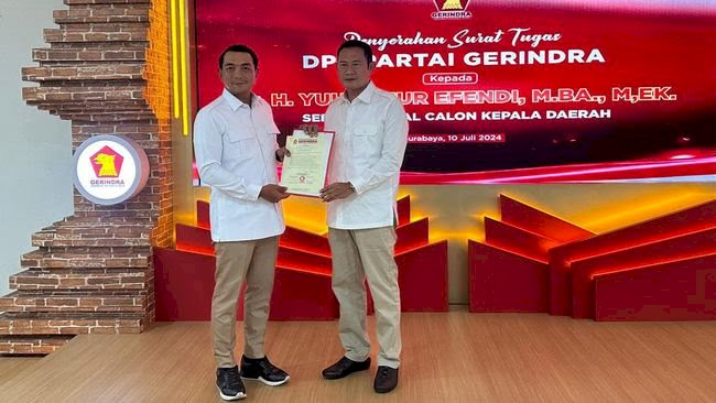 Gerindra serahkan surat tugas kepada Yuhronur Efendi untuk maju Pilbup Lamongan 2024/Ist