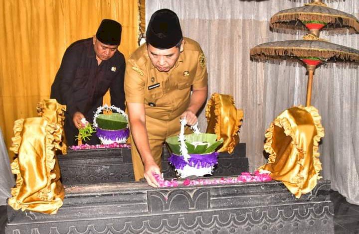 Pj Bupati Tontro Pahlawanto saat ziarah ke makam Bupati pendahulu/Ist 
