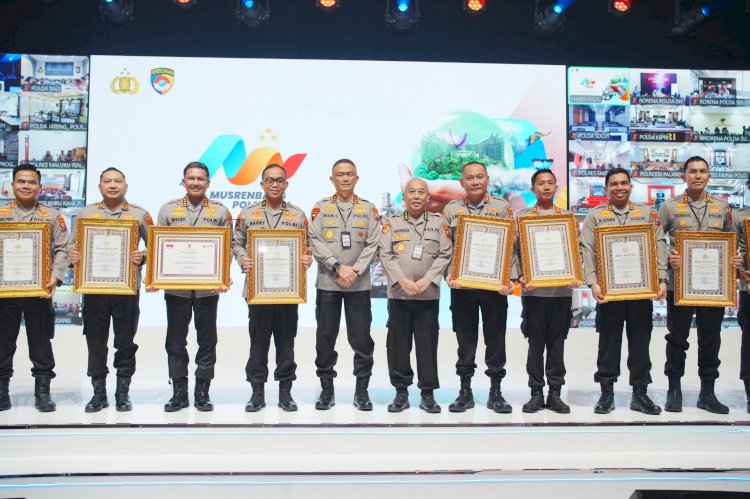 Kapolres Jombang AKBP Eko Bagus Riyadi saat menerima penghargaan/ist