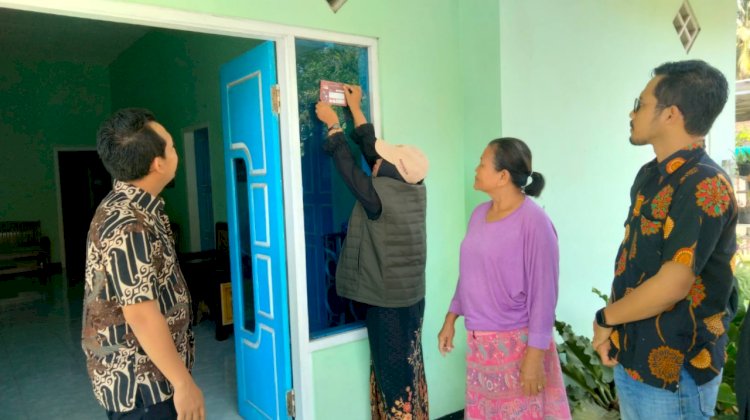 Komisioner KPU Banyuwangi, Enot Sugiharto (kiri) didampingi Rizky Alfian (kanan) memastikan rumah warga di Desa Rejoagung, Kecamatan Srono telah terdata atau ter coklit/RMOLJatim