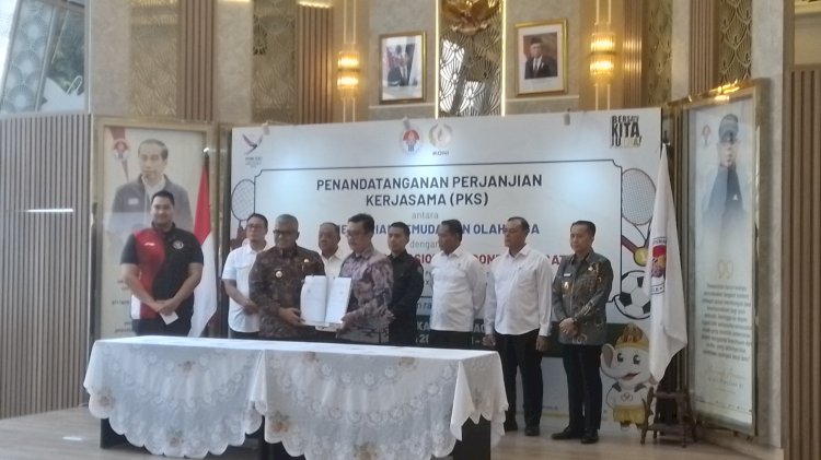 Penandatanganan Perjanjian Kerjasama (PKS) Kemenpora RI dengan KONI Pusat, PB PON XXI wilayah Aceh dan PB PON XXI 2024 wilayah Sumatera Utara di Media Center Kemenpora, Jakarta, Kamis (11/7)/Ist