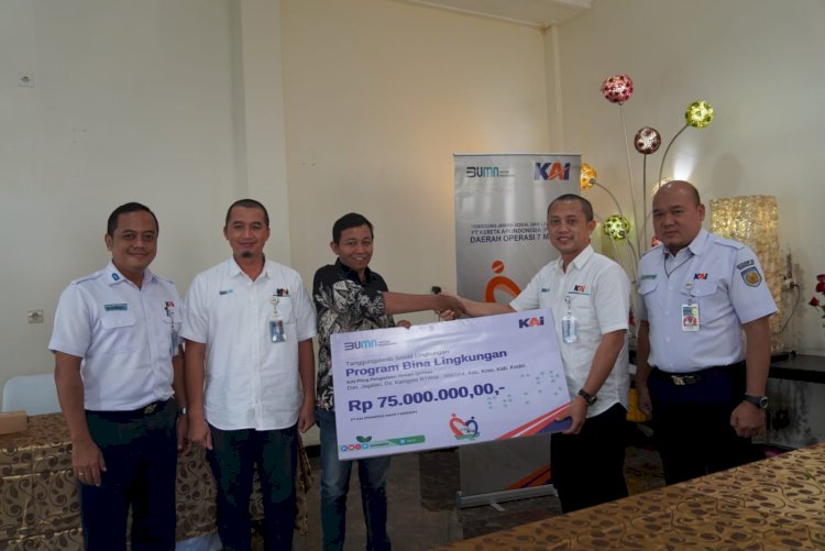 Penyerahan bantuan program Program Bina Lingkungan di Madiun, Kediri, Tulungagung, dan Blitar oleh PT KAI melalui tim Tanggung Jawab Sosial Lingkungan (TJSL) Daop 7 Madiun/Dokumen KAI