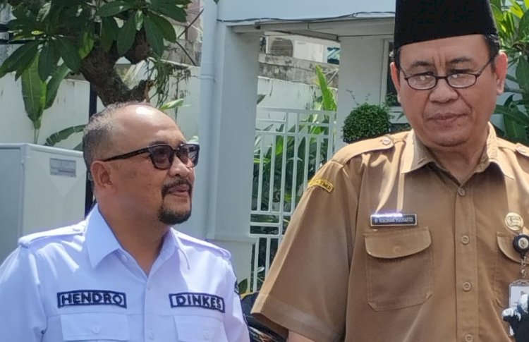 dr. Hendro Soelistijono, Kadinkes di acara pemusnahan barang bukti di Kejari Jember (baju putih)/Ist