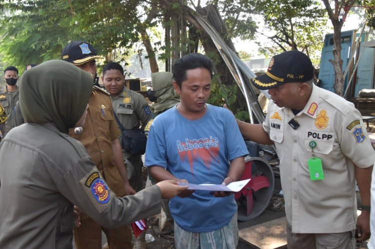 Teka foto: Satpol PP Surabaya sosialisasi ke warga bantaran kali tebu/RMOLJatim