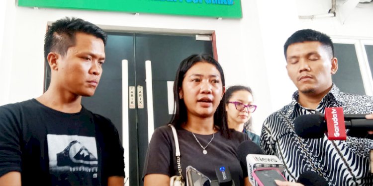 Putri sulung wartawan Tribrata TV, Rico Sempurna Pasaribu, Eva Meliani boru Pasaribu (22), saat melapor ke Puspomad/RMOL