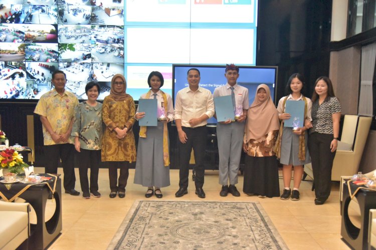 Wali Kota Eri bersama tiga pelajar SMA Negeri dan Swasta yang lolos seleksi calon Paskibraka tingkat Provinsi Jawa Timur dan Nasional/RMOLJatim