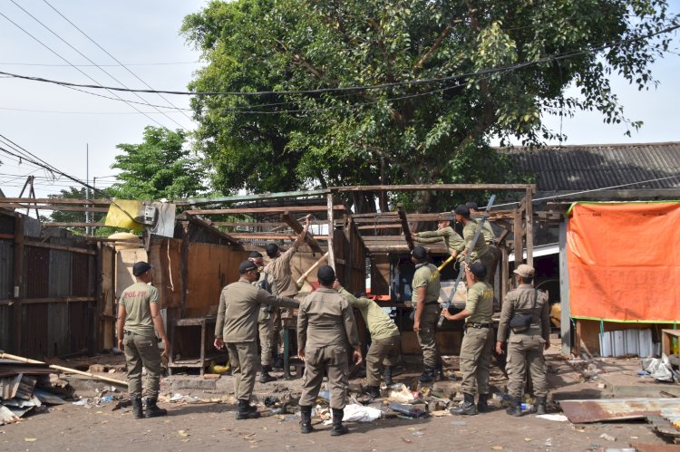 Satpol PP merobohkan bangunan liar di kawasan Pasar Loak Dupak Surabaya/RMOLJatim
