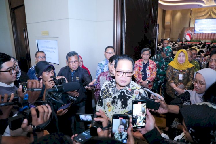 Pj Gubernur Adhy mengapresiasi enam siswa penyandang disabilitas yang berhasil membawa Jatim Juara Umum LKSN PDBK 2024/Ist