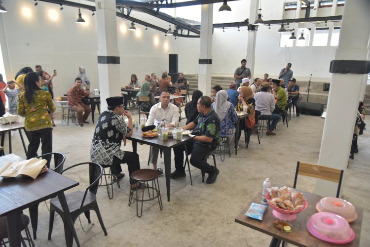 Teks foto: Wali Kota Eri mengunjungi Serambi Ampel/RMOLJatim