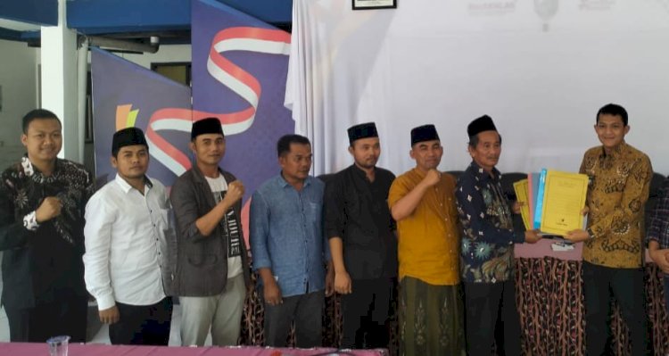 Teks foto: Puluhan orang dari BPD di Kecamatan Robatal mendatangi kantor Kecamatan/ist