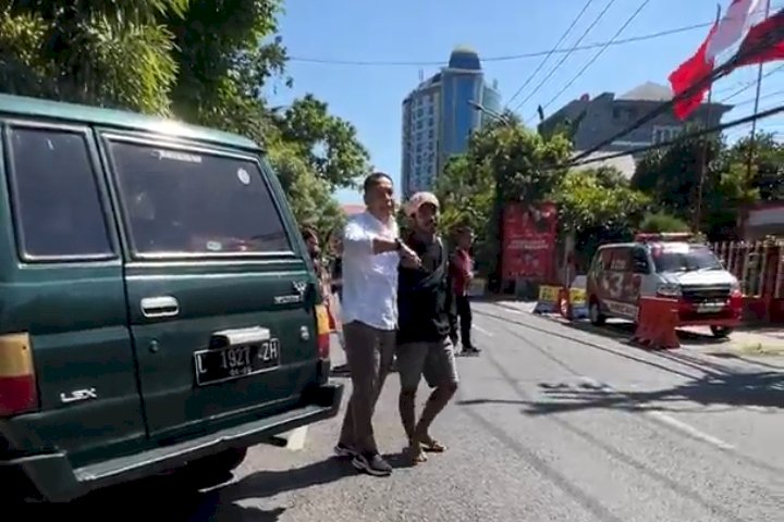 Wali Kota Eri Cahyadi saat menangkap jukir liar di jalan Setail Surabaya/RMOLJatim