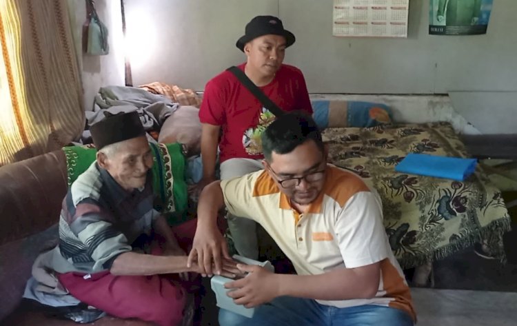 Petugas Dispenduk Capil saat melakukan perekaman data Adminduk di rumah Abdul Ghafar/RMOLJatim