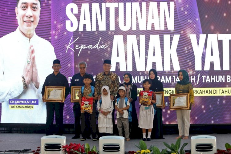 Wali Kota Eri Cahyadi bersama GOW Kota Surabaya memberikan santunan kepada 2300 anak yatim/RMOLJatim