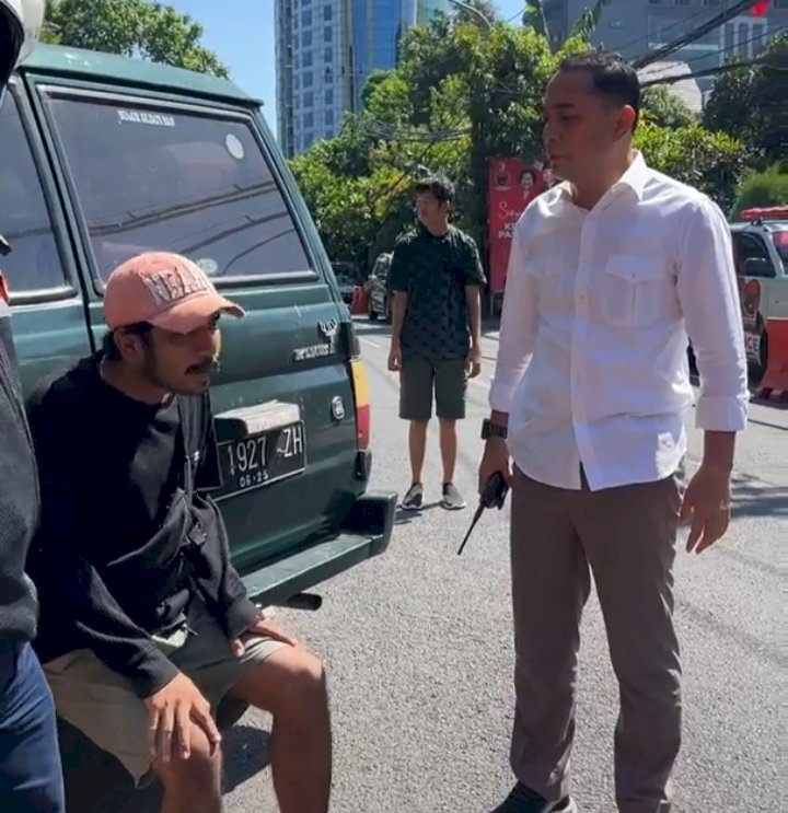 Teks foto: Wali Kota Eri menangkap jukir lir di KBS/RMOLJatim