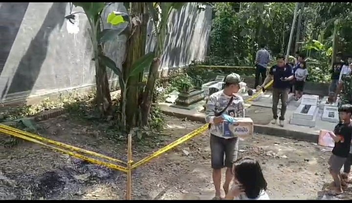 Anggota Polsek Patrang bersama Inafis Polres Jember, usai melakukan olah TKP mengevakuasi korban ke Kamar Mayat RSD dr Soebandi Jember/Ist