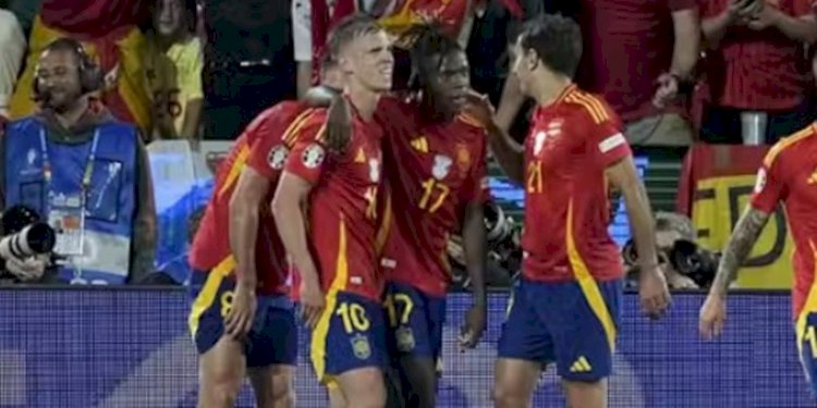 Penyerang sayap Spanyol Nico Williams usai membobol gawang Inggris yanag dikawal Jordan Pickford dalam laga final Euro 2024/Net