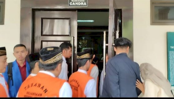 Ketiga terdakwa saat memasuki ruang sidang Candra Pengadilan Negeri Jember/RMOLJatim
