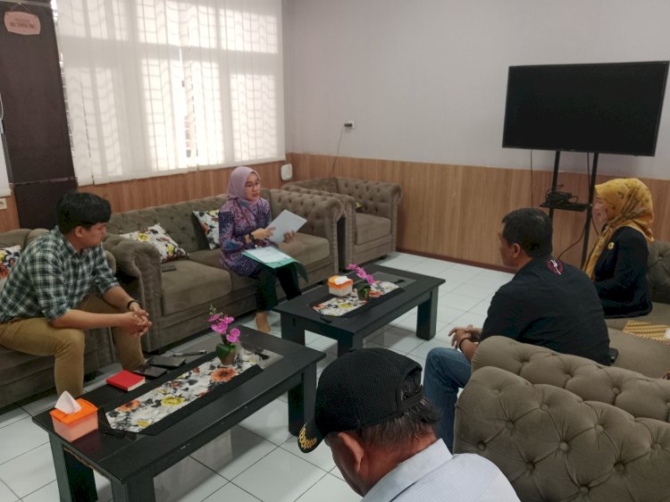 Ketua DPD NasDem Kota Madiun Amanto beserta Tutik Endang Sri Wahyuni, calon anggota legislatif (caleg) dari Nasdem bertemu ketu KPU Pita Anjarsari