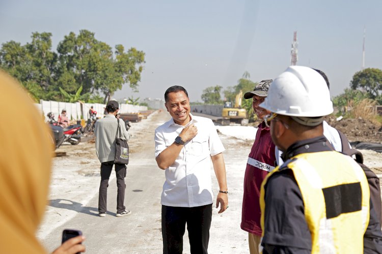 Teks foto: Wali Kota Eri sidak pembangunan radial road di Kecamatan Sambikerep, Surabaya/RMOLJatim