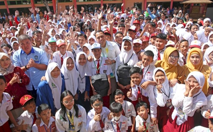 Wali Kota Eri Cahyadi bersama siswa SMP Negeri 5 Surabaya/ist