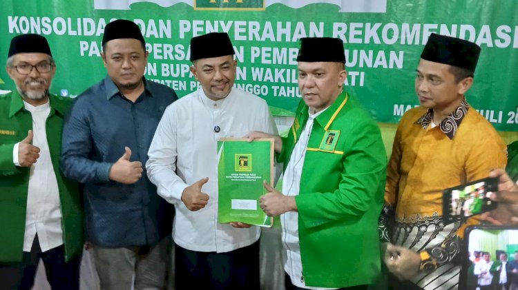 Gus Haris dan Ra Fahmi saat menerima SK rekomendasi dari PPP/RMOLJatim