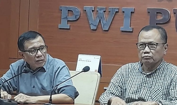 Dewan Kehormatan PWI melalui Surat Keputusan Nomor: 50/VII/DK/PWI-P/SK-SR/2024, yang ditetapkan di Jakarta, pada Selasa 16 Juli 2024, memberhentikan Ketua Umum PWI Pusat, Hendry Ch Bangun (kiri), dari keanggotaan PWI/dok.pwi