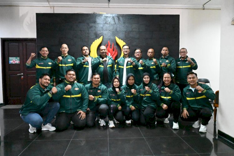 Ketua KONI Jatim, M Nabil, bersama pengurus Angkat Besi melepas atlet yang akan berangkat ke Tiongkok untuk Training Camp/Ist