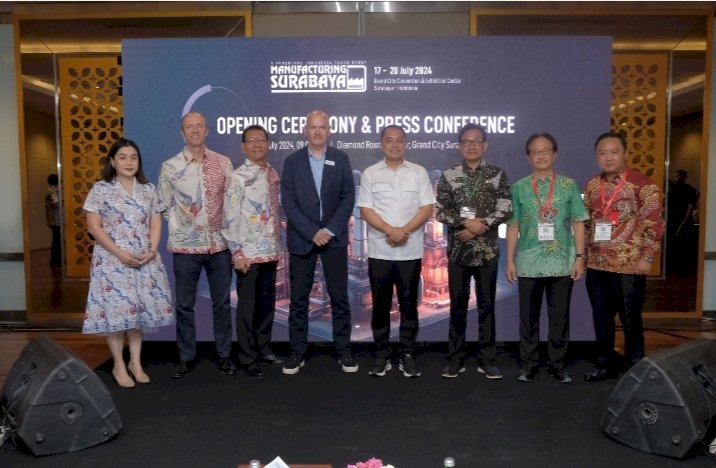 Meysia Stephannie (Event Director PT Pamerindo Indonesia), Ian Roberts (Vice President of Informa Markets (ASIA)), Ben Wong (Country General Manager PT Pamerindo Indonesia), Patrick Martell (Group COO & CEO Informa Markets), Wali Kota Surabaya Eri Cahyadi, S.T., MT., Hery Wiriantoro, ST., M.MT (Kabid Pembangunan Sumber Daya Industri), Albertus Primusantoso (Director Kawan Lama Solution), dan Hendrian Susanto (Vice President of National Sales Operation Kawan Lama Solution) saat pembukaan pameran 